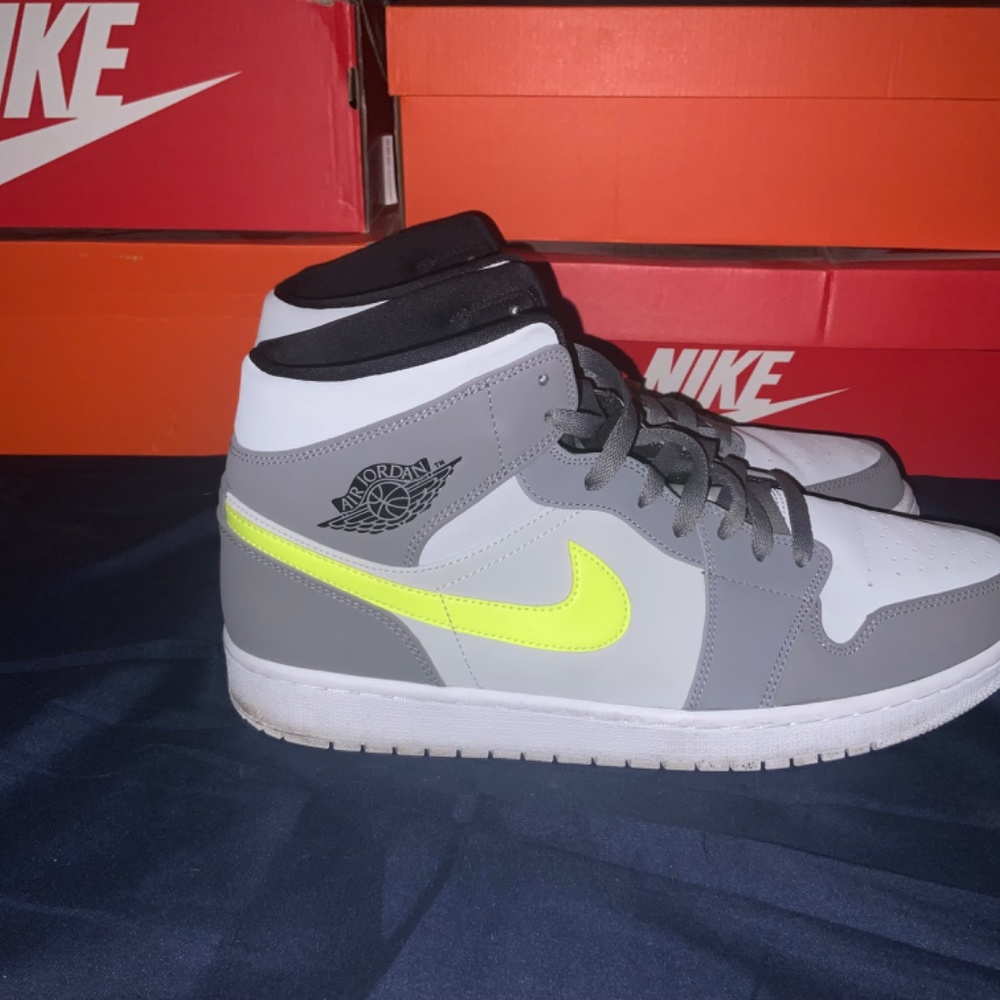 Jordan 1 Mid Gunsmoke Volt Size 12.5 - Picture 7 of 13